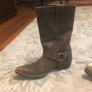 ARIAT DISTRESSED SIZE 6.5 WESTERN BOOTS
